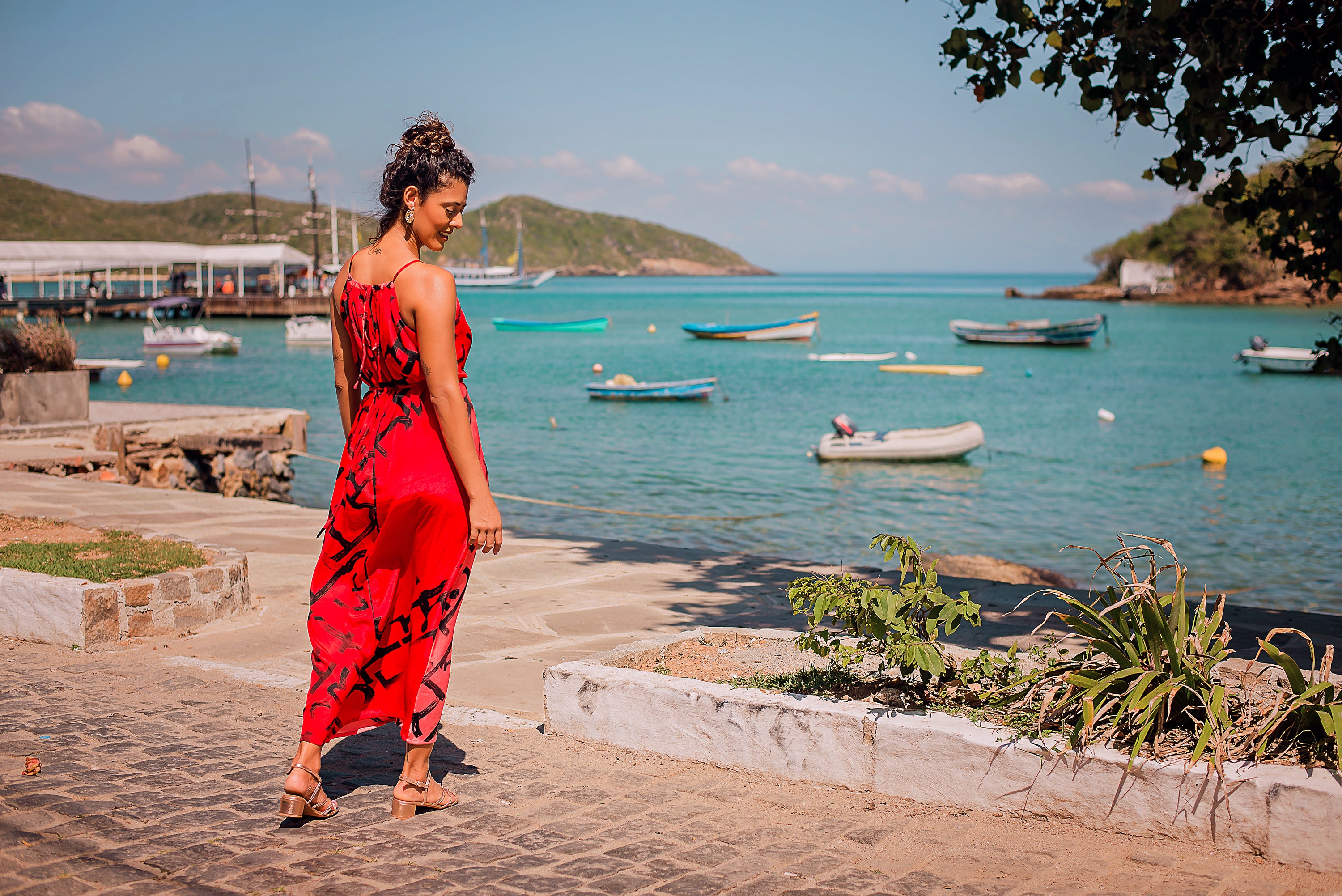 VESTIDO DE SEDA DE SUMATRA ROJO Y NEGRO