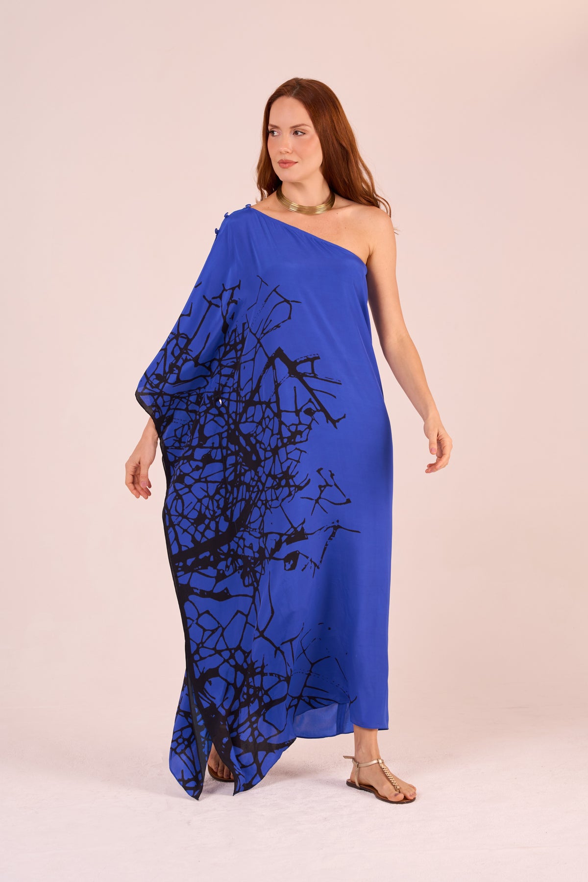 KAFTAN RHODES LONGO SEDA LUMINOUS BLUE E PRETO