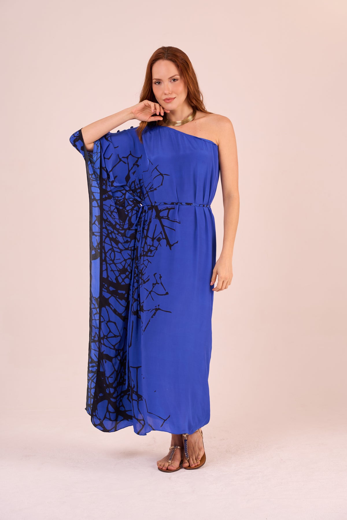 KAFTAN RHODES LONGO SEDA LUMINOUS BLUE E PRETO