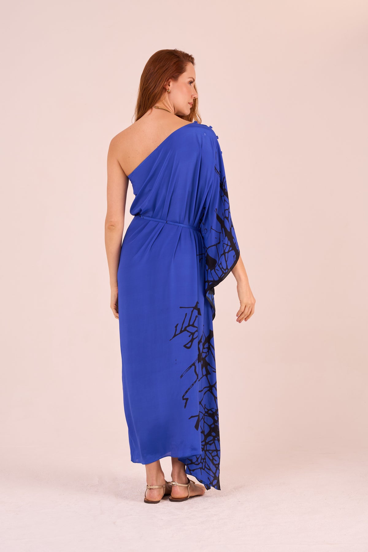 KAFTAN RHODES LONGO SEDA LUMINOUS BLUE E PRETO