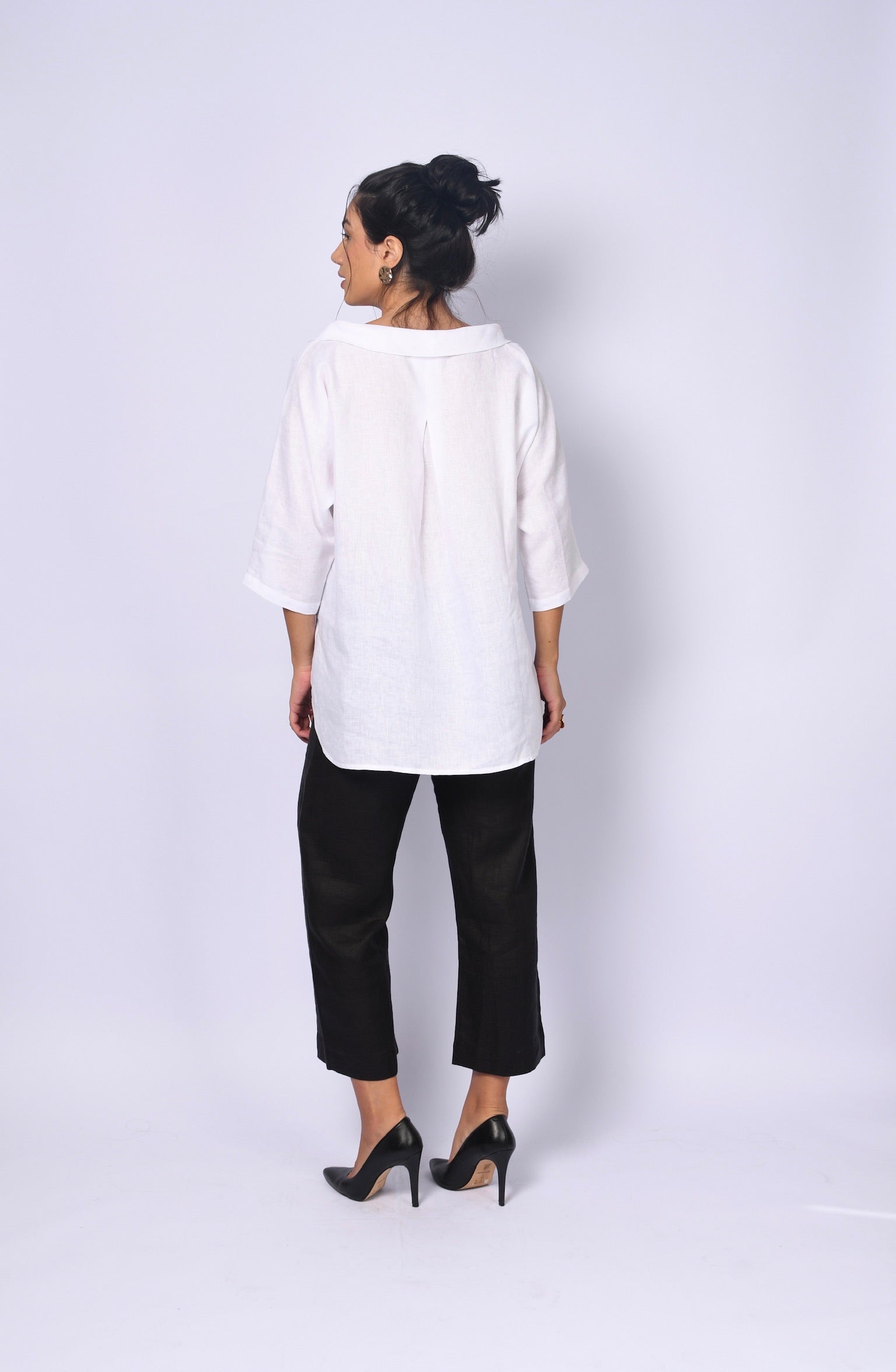 Blusa_Capri_branca_e_calca_Saint_Barth_preta.2967.jpg