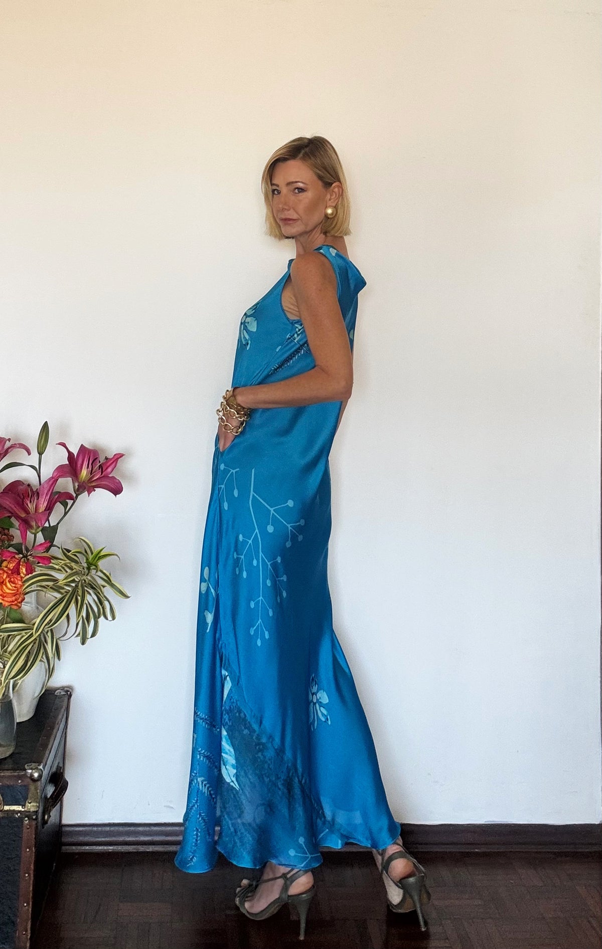 VESTIDO BARDOT SEDA AZUL E FLORES