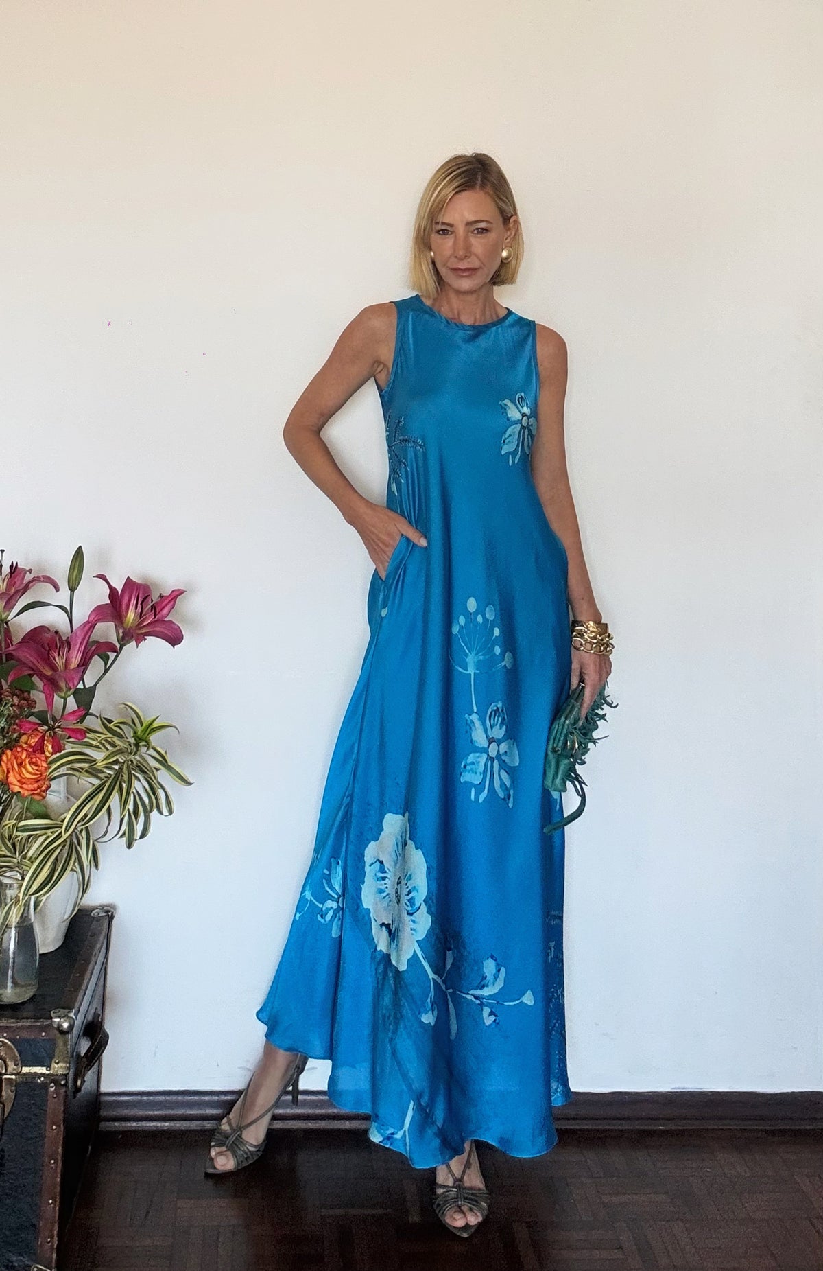 VESTIDO BARDOT SEDA AZUL E FLORES