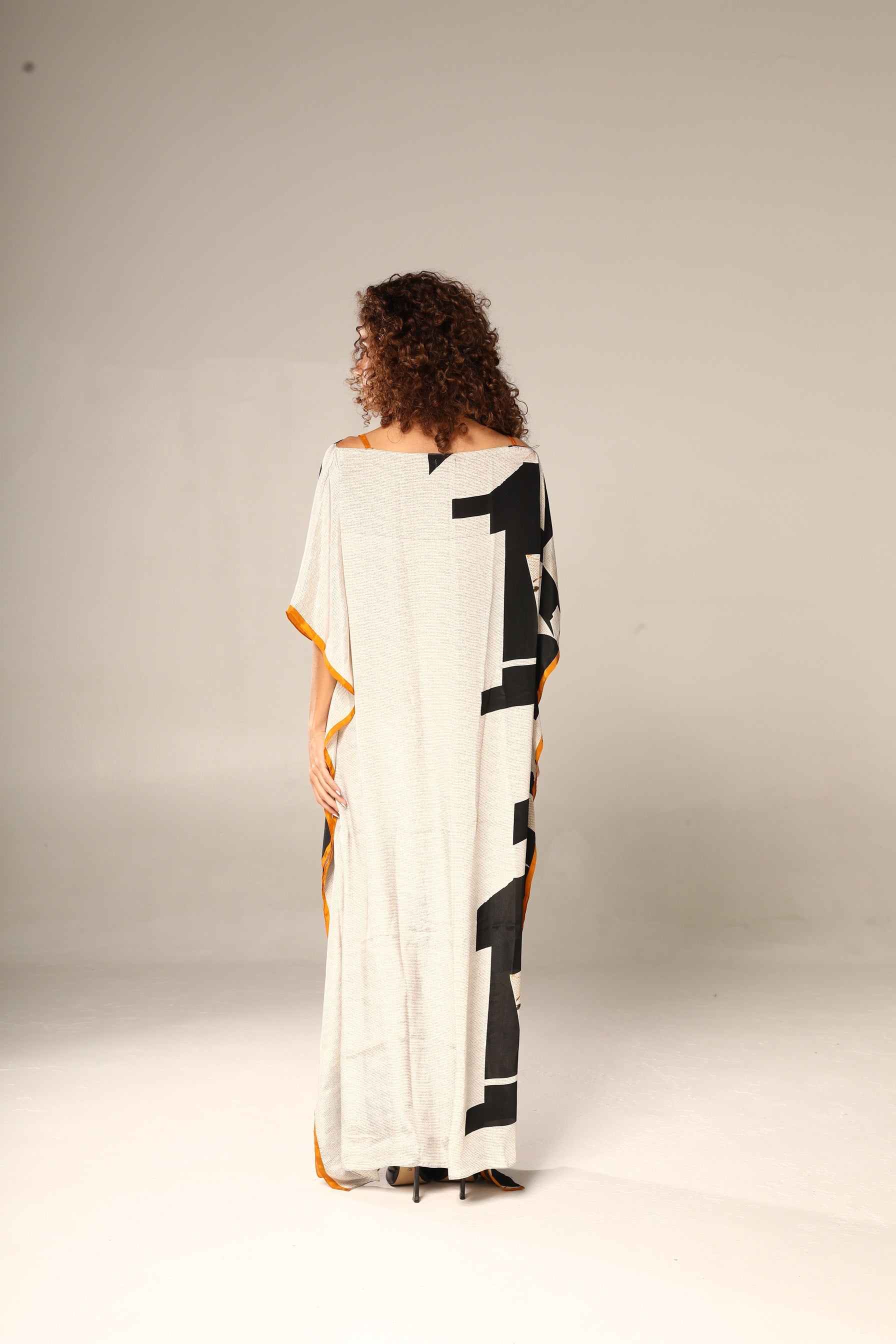 KAFTAN JAVA PRETO E BRANCO ABSTRATO