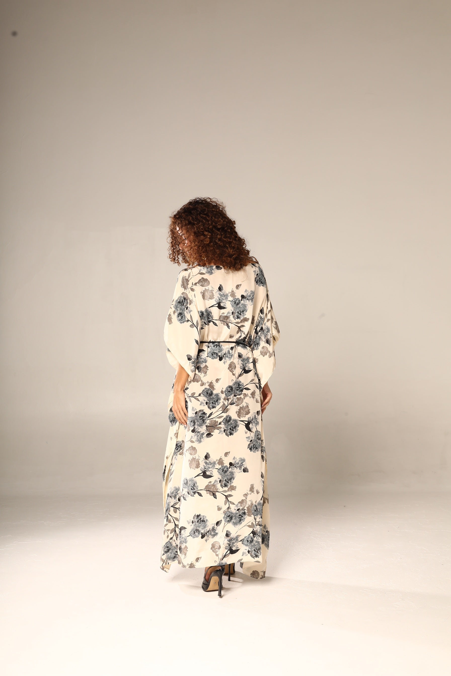 KAFTAN JAVA NUDE E FLORES CINZA