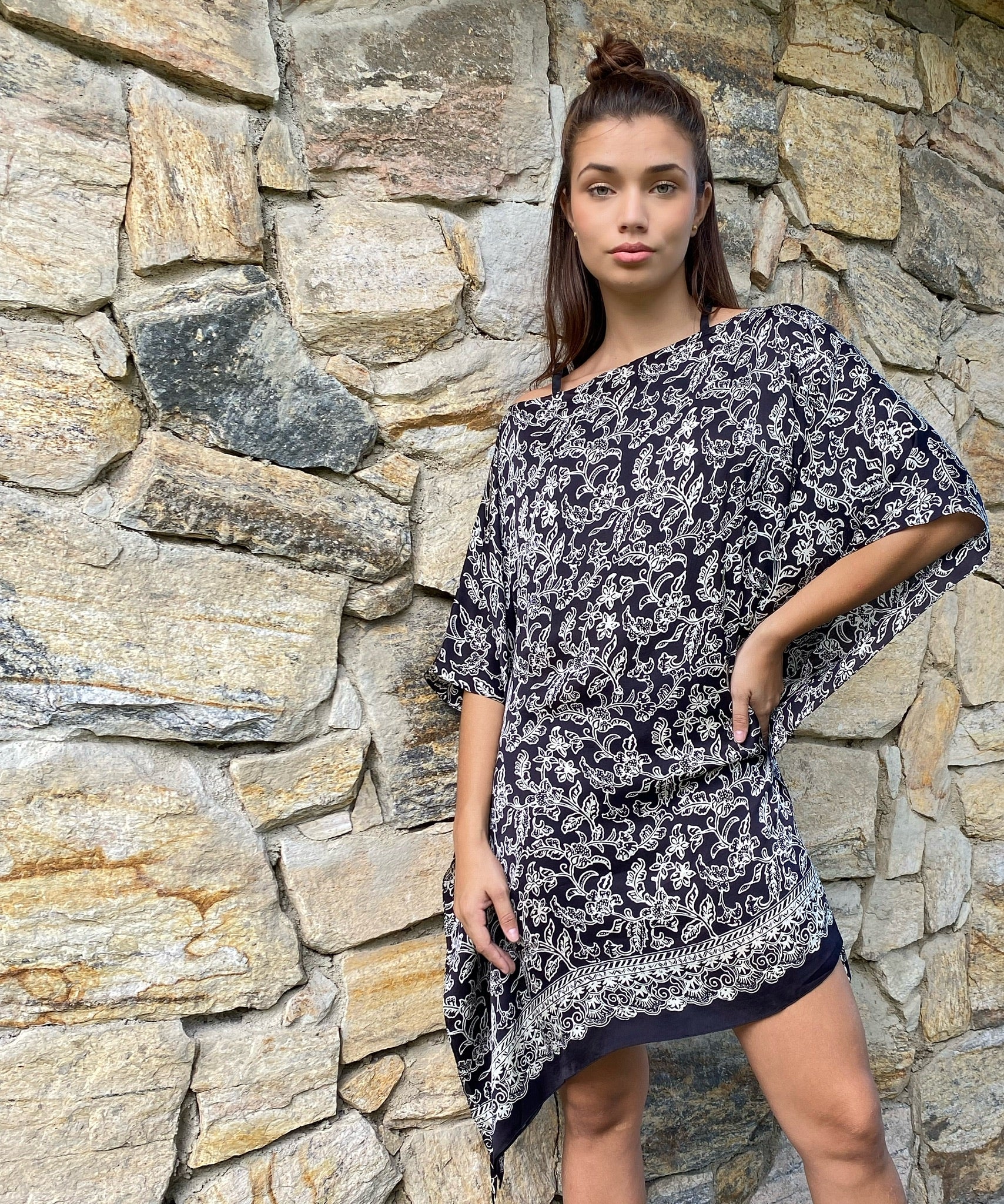 KAFTAN FIJI PRETO E BRANCO FOLHAS