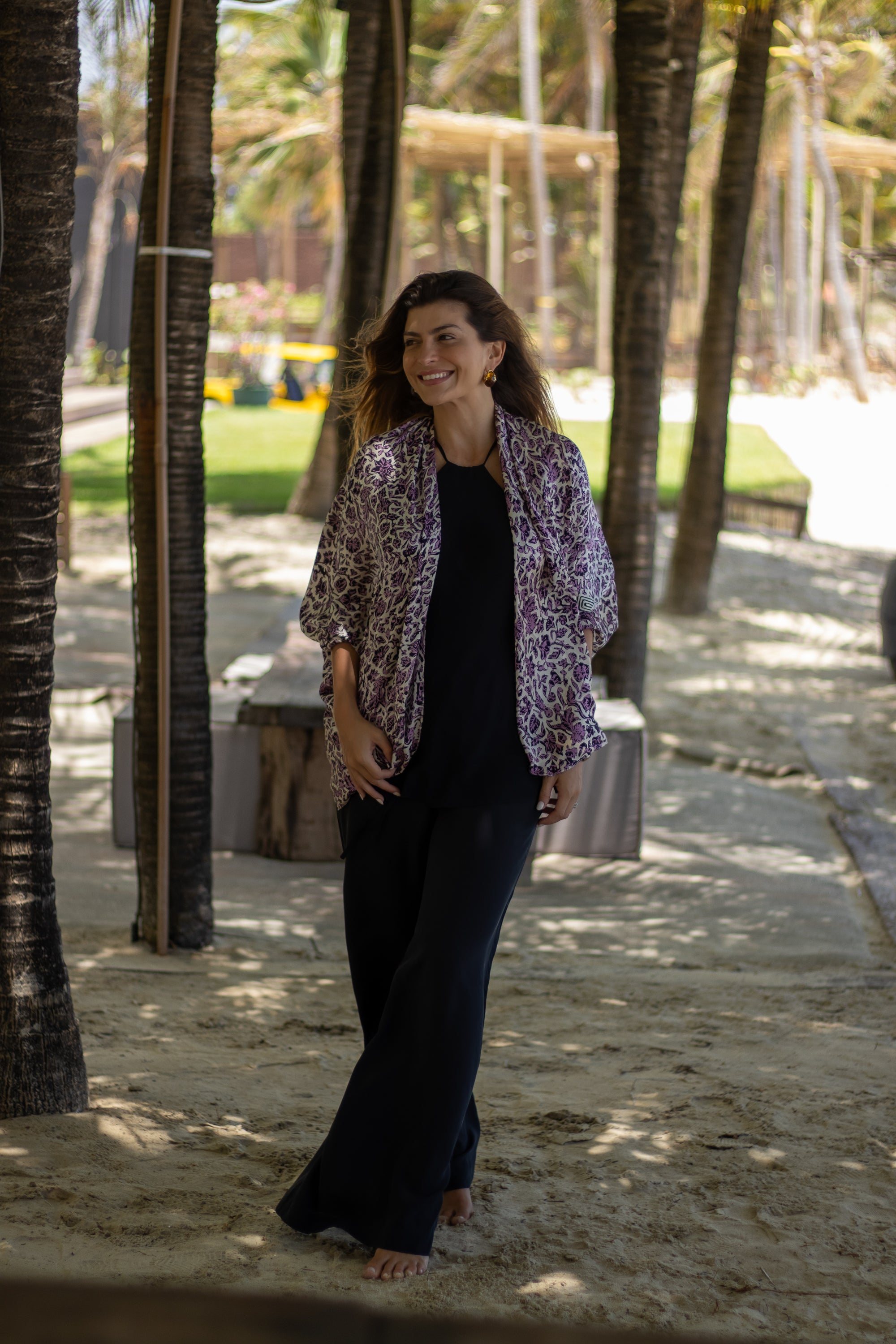 KIMONO TAJ BEGE E FLORES LILÁS