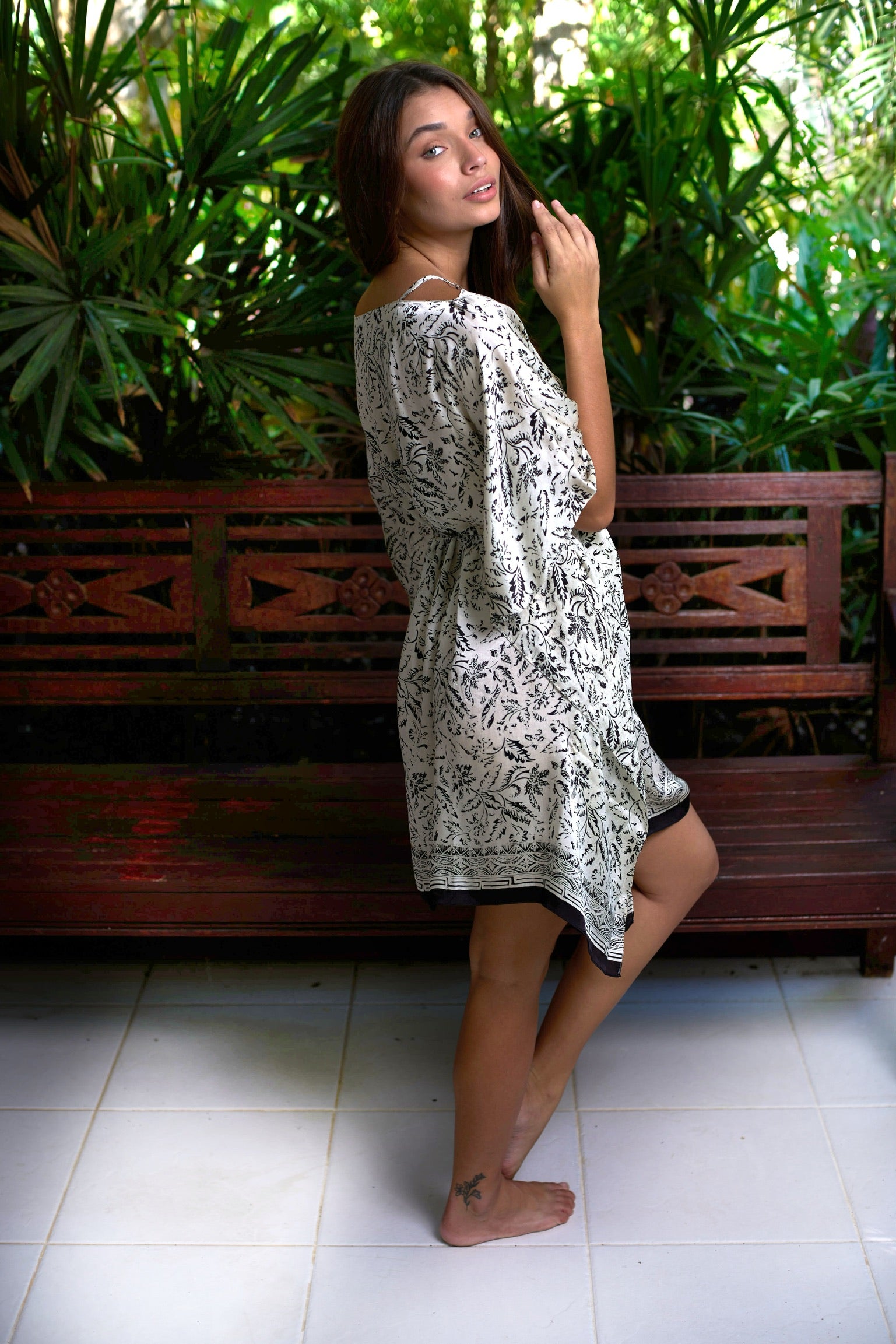 KAFTAN FIJI OFF E PRETO FOLHAS