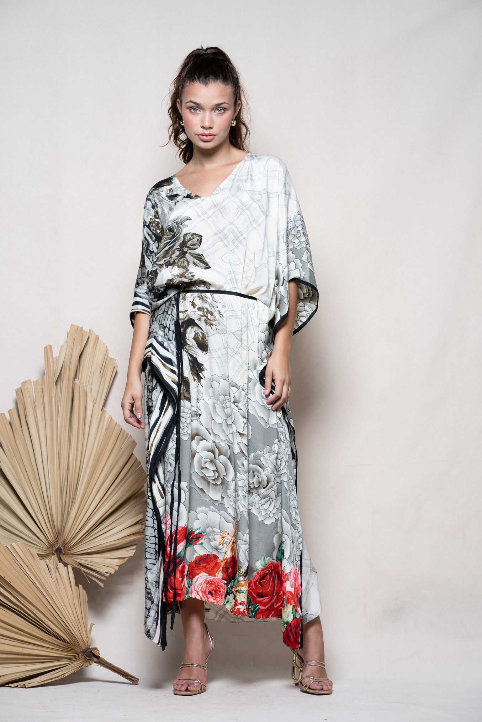 KAFTAN ÁGIOS FLORES COLOR GRIS Y APAGADO