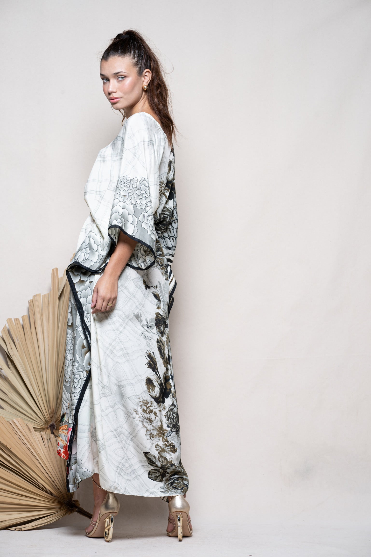 KAFTAN ÁGIOS FLORES COLOR GRIS Y APAGADO
